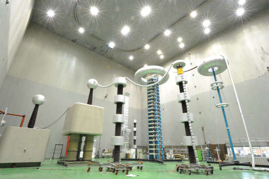 경남 창원 한국전기연구원 내에 위치한 고전압시험동의 시험설비 전경. 이곳에서는 초고압부터 저압에 이르는 각종 전력기기에 대한 성능시험이 이뤄진다. 사진= 한국전기연구원 제공